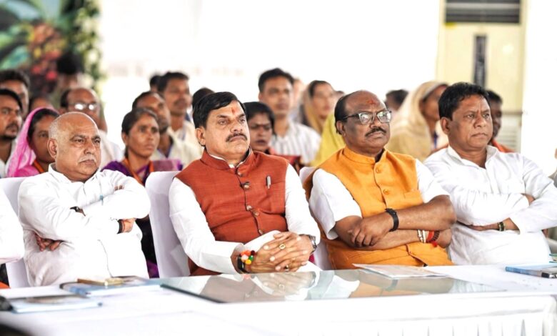 बैतूल के कुकरू में प्रधानमंत्री नरेंद्र मोदी के मन की बात कार्यक्रम के दौरान मुख्यमंत्री डॉ. मोहन यादव और भाजपा प्रदेश अध्यक्ष हेमंत खंडेलवाल