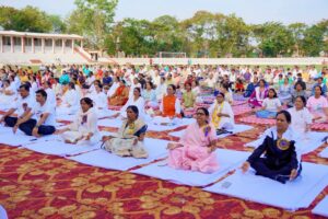 योगमय हुआ सिवनी का फुटबॉल स्टेडियम, ‘स्वस्थ आयु के लिए योग’ थीम पर उमड़ा जनसैलाब | Dainik Yashonnati सिवनी फुटबॉल स्टेडियम में अंतर्राष्ट्रीय योग दिवस पर सामूहिक योगाभ्यास करते प्रतिभागी