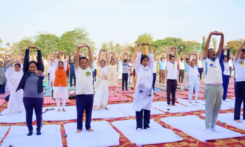 योगमय हुआ सिवनी का फुटबॉल स्टेडियम, ‘स्वस्थ आयु के लिए योग’ थीम पर उमड़ा जनसैलाब - Seoni News