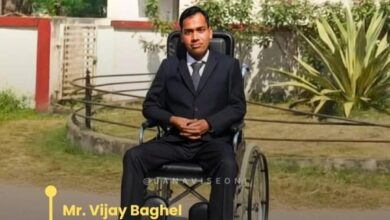"व्हीलचेयर पर बैठे सिवनी के विजय बघेल, जिन्होंने MPPSC 2023 परीक्षा उत्तीर्ण कर सहकारिता निरीक्षक पद पर चयन प्राप्त किया।"