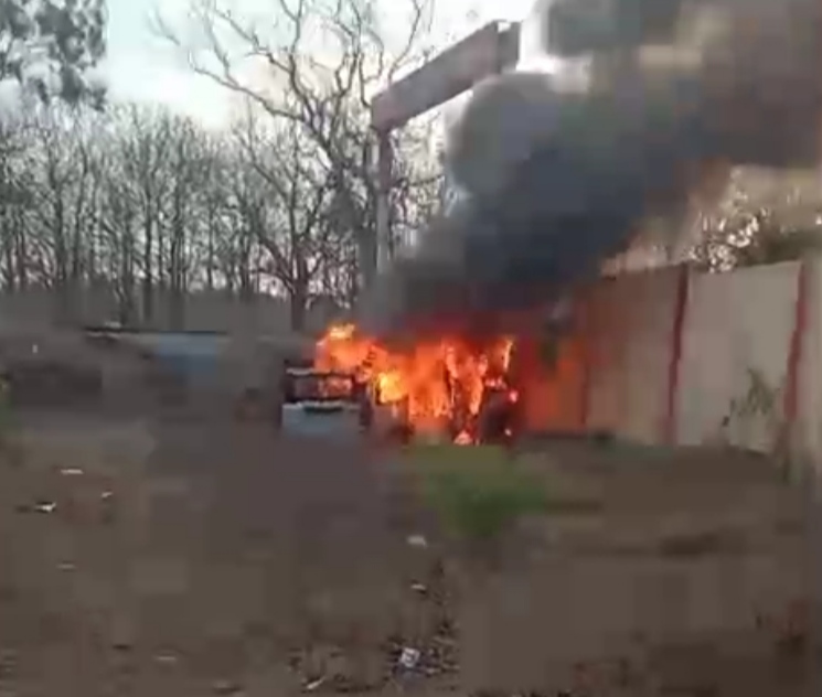 विधायक योगेंद्र सिंह बाबा की दुर्घटनाग्रस्त स्कॉर्पियो में लगी आग, NH-44 बंजारी हादसा।