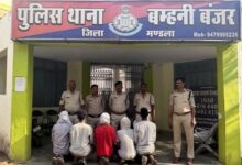 बम्हनी पुलिस द्वारा चोरी के जेवरात बरामद करने के बाद गिरफ्तार आरोपी और पुलिस टीम