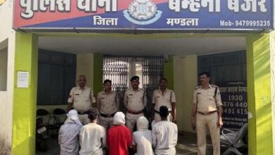 बम्हनी पुलिस द्वारा चोरी के जेवरात बरामद करने के बाद गिरफ्तार आरोपी और पुलिस टीम