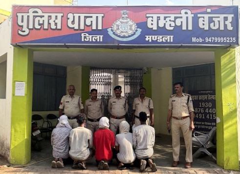 बम्हनी पुलिस द्वारा चोरी के जेवरात बरामद करने के बाद गिरफ्तार आरोपी और पुलिस टीम