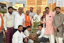 श्री सिटी रानी दुर्गावती वार्ड में भाजपा दक्षिण मंडल के कार्यकर्ता वृक्षारोपण करते हुए