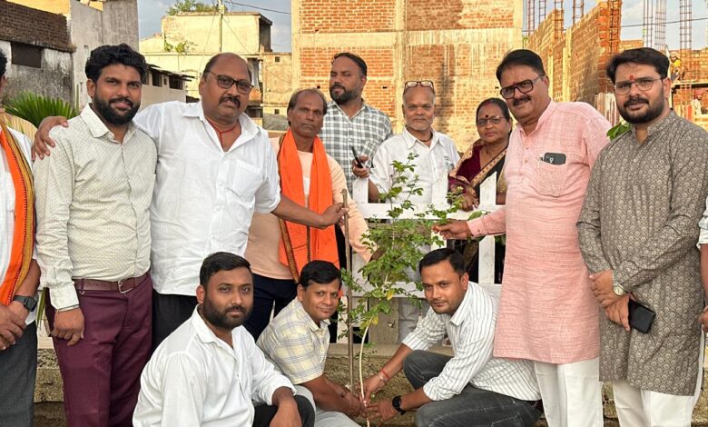 श्री सिटी रानी दुर्गावती वार्ड में भाजपा दक्षिण मंडल के कार्यकर्ता वृक्षारोपण करते हुए