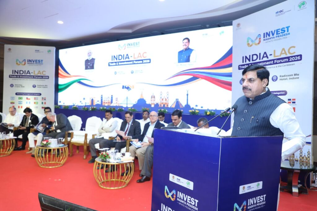 इंदौर में LAC देशों के साथ निवेश साझेदारी पर फोकस, सीएम डॉ. मोहन यादव बोले- हमारी परंपराएं एक जैसी | Dainik Yashonnati इंदौर में आयोजित इंडिया-लैटिन अमेरिकन एंड कैरिबियन ट्रेड एंड इंवेस्टमेंट फोरम-2026 में निवेशकों और अंतरराष्ट्रीय प्रतिनिधियों को संबोधित करते मुख्यमंत्री डॉ. मोहन यादव।