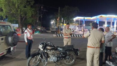सिवनी यातायात पुलिस द्वारा मॉडिफाइड साइलेंसर लगी बुलेट बाइकों पर कार्रवाई करते पुलिसकर्मी।