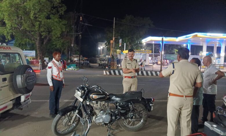 सिवनी यातायात पुलिस द्वारा मॉडिफाइड साइलेंसर लगी बुलेट बाइकों पर कार्रवाई करते पुलिसकर्मी।