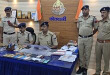 सिवनी कोतवाली में गुम मोबाइल लौटाते पुलिस अधिकारी