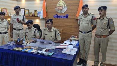सिवनी कोतवाली में गुम मोबाइल लौटाते पुलिस अधिकारी