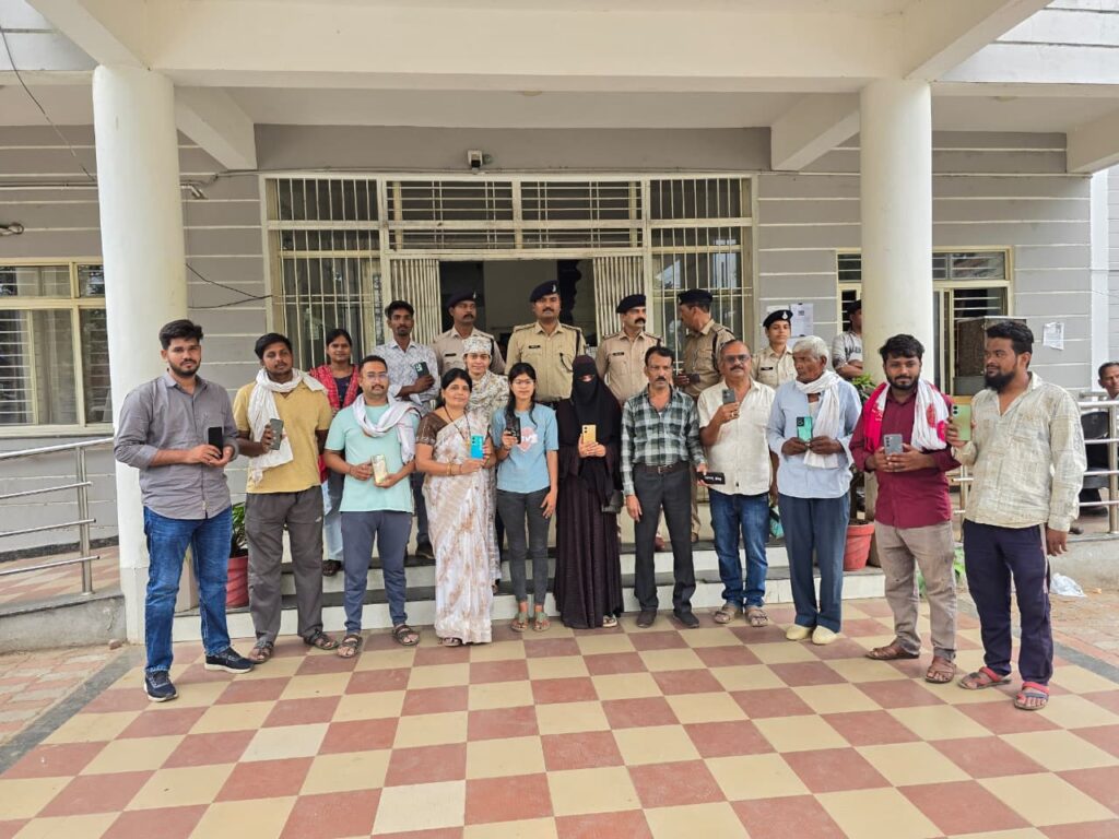 सिवनी कोतवाली में गुम मोबाइल लौटाते पुलिस अधिकारी