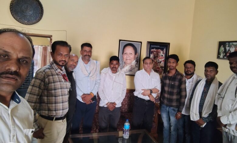 विधायक योगेन्द्र सिंह बाबा भैया - कांग्रेस नेताओं की विधायक से मुलाकात