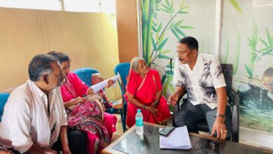 जनसुनवाई में नागरिकों की समस्याएं सुनते विधायक दिनेश राय मुनमुन