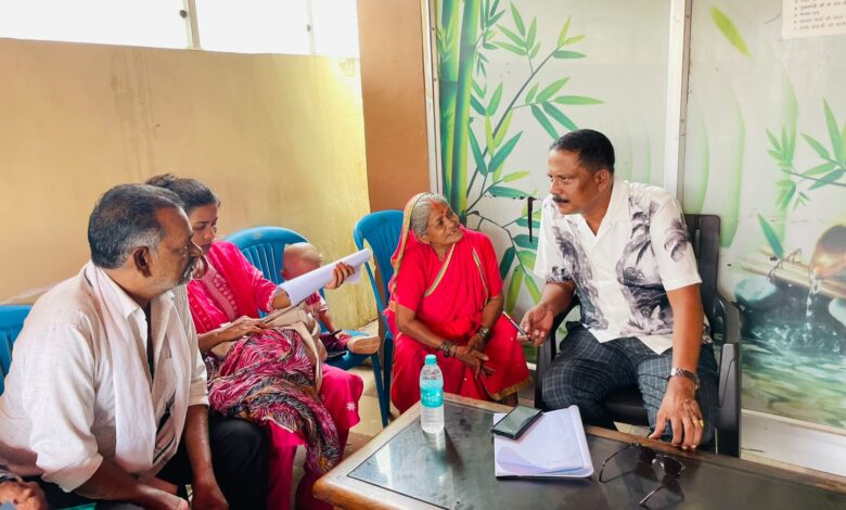 जनसुनवाई में नागरिकों की समस्याएं सुनते विधायक दिनेश राय मुनमुन