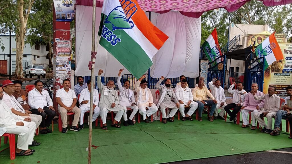 मीनाक्षी नटराजन का नामांकन निरस्त होने के विरोध में सिवनी कांग्रेस का प्रदर्शन