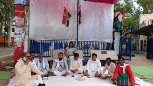अंबेडकर प्रतिमा के समक्ष उपवास करते सिवनी कांग्रेस कार्यकर्ता
