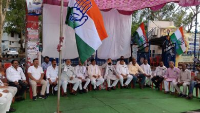 अंबेडकर प्रतिमा के समक्ष उपवास करते सिवनी कांग्रेस कार्यकर्ता