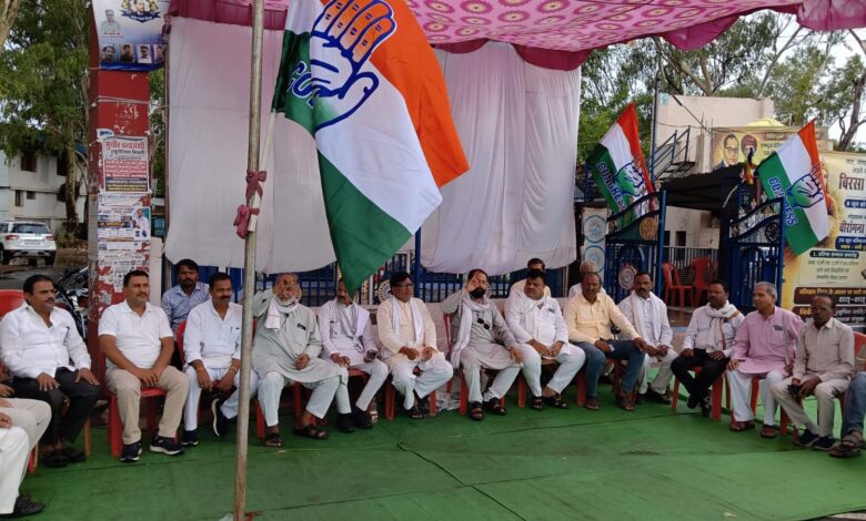 अंबेडकर प्रतिमा के समक्ष उपवास करते सिवनी कांग्रेस कार्यकर्ता