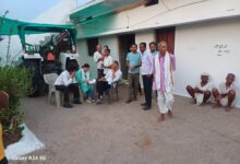 घंसौर में अवैध रूप से भंडारित डीएपी उर्वरक जब्त करते कृषि विभाग के अधिकारी