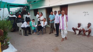 घंसौर में अवैध रूप से भंडारित डीएपी उर्वरक जब्त करते कृषि विभाग के अधिकारी