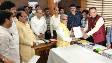 मध्यप्रदेश राज्यसभा की तीनों सीटों पर भाजपा प्रत्याशी निर्विरोध निर्वाचित, कांग्रेस पहुंची सुप्रीम कोर्ट | Dainik Yashonnati मध्यप्रदेश राज्यसभा चुनाव में भाजपा उम्मीदवारों को जीत का प्रमाणपत्र देते अधिकारी