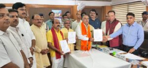 मध्यप्रदेश राज्यसभा की तीनों सीटों पर भाजपा प्रत्याशी निर्विरोध निर्वाचित, कांग्रेस पहुंची सुप्रीम कोर्ट | Dainik Yashonnati मध्यप्रदेश राज्यसभा चुनाव में भाजपा उम्मीदवारों को जीत का प्रमाणपत्र देते अधिकारी