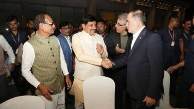 इंदौर में ब्रिक्स सम्मेलन के दौरान विदेशी प्रतिनिधियों से मुलाकात करते मुख्यमंत्री मोहन यादव
