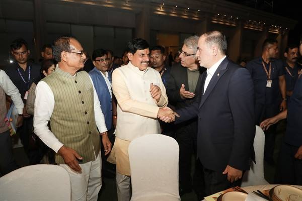 इंदौर में ब्रिक्स सम्मेलन के दौरान विदेशी प्रतिनिधियों से मुलाकात करते मुख्यमंत्री मोहन यादव