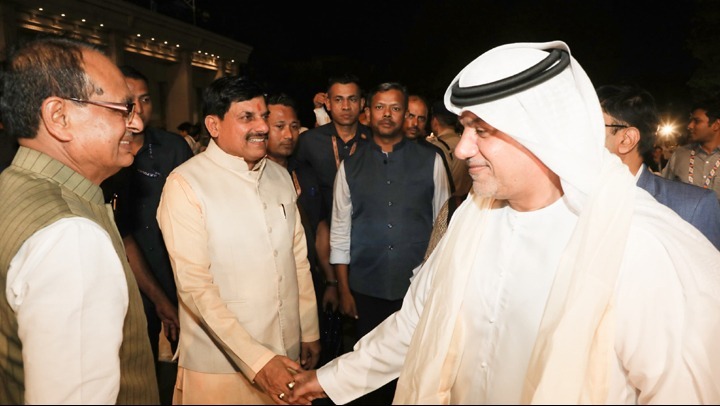 इंदौर में ब्रिक्स सम्मेलन के दौरान विदेशी प्रतिनिधियों से मुलाकात करते मुख्यमंत्री मोहन यादव