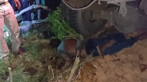 सर्राहीर्री गांव में हादसे के बाद घर में घुसा डंपर और मौके पर मौजूद लोग