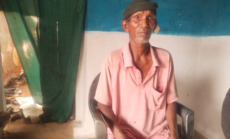 बेलगांव निवासी गुलाब सिंह उईके जो पहचान संबंधी दस्तावेजों के अभाव में सरकारी योजनाओं से वंचित हैं