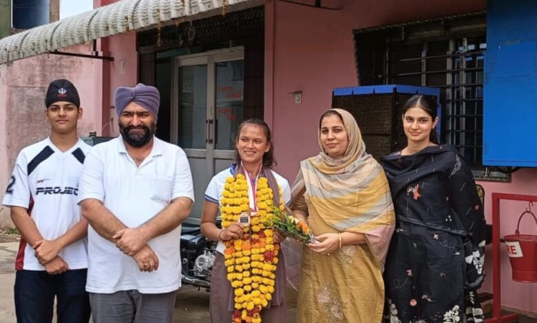 सिद्धू हॉस्पिटल में एशिया कप की टॉप स्कोरर नौशीन नाज़ का सम्मान