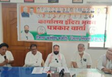 सिवनी में पत्रकार वार्ता को संबोधित करते कांग्रेस जिला अध्यक्ष नरेश मरावी