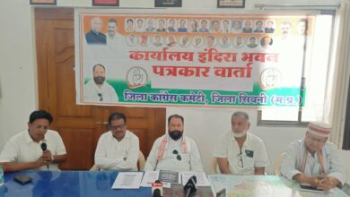 सिवनी में पत्रकार वार्ता को संबोधित करते कांग्रेस जिला अध्यक्ष नरेश मरावी