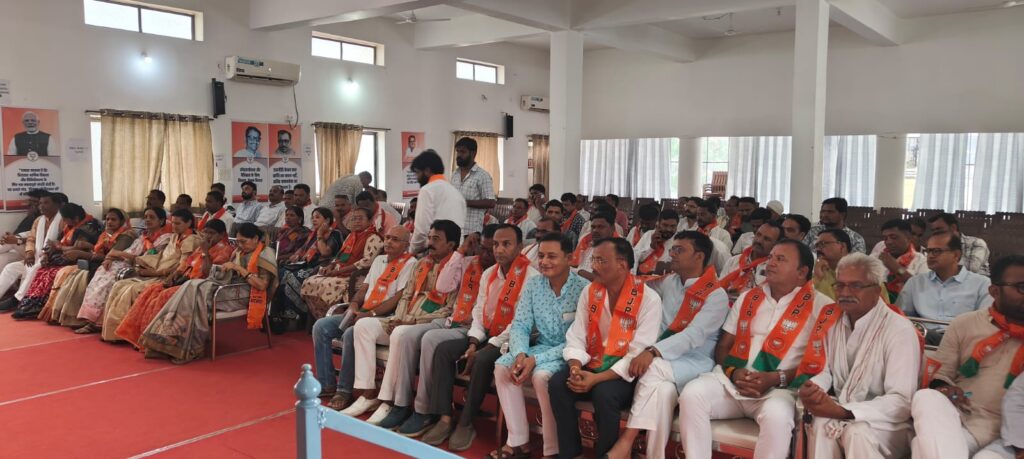 सिवनी भाजपा कार्यालय में आयोजित कामकाजी जिला बैठक में मौजूद भाजपा नेता और कार्यकर्ता