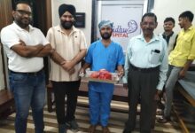 सिद्धू हॉस्पिटल में महिला के पेट से निकाले गए 6 किलो से अधिक वजन के ट्यूमर के साथ डॉक्टरों की टीम