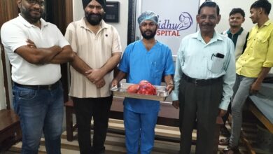 सिद्धू हॉस्पिटल में महिला के पेट से निकाले गए 6 किलो से अधिक वजन के ट्यूमर के साथ डॉक्टरों की टीम