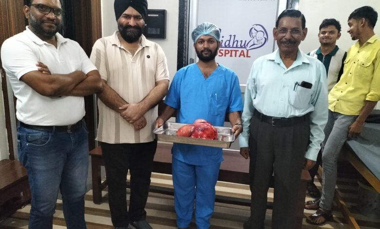 सिद्धू हॉस्पिटल में महिला के पेट से निकाले गए 6 किलो से अधिक वजन के ट्यूमर के साथ डॉक्टरों की टीम