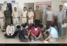 केवलारी पुलिस द्वारा जुआ रेड में गिरफ्तार आरोपी और जप्त वाहन