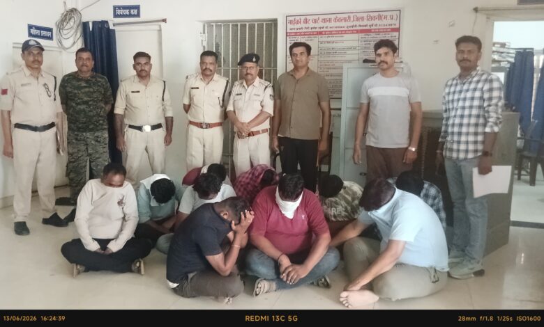 केवलारी पुलिस द्वारा जुआ रेड में गिरफ्तार आरोपी और जप्त वाहन