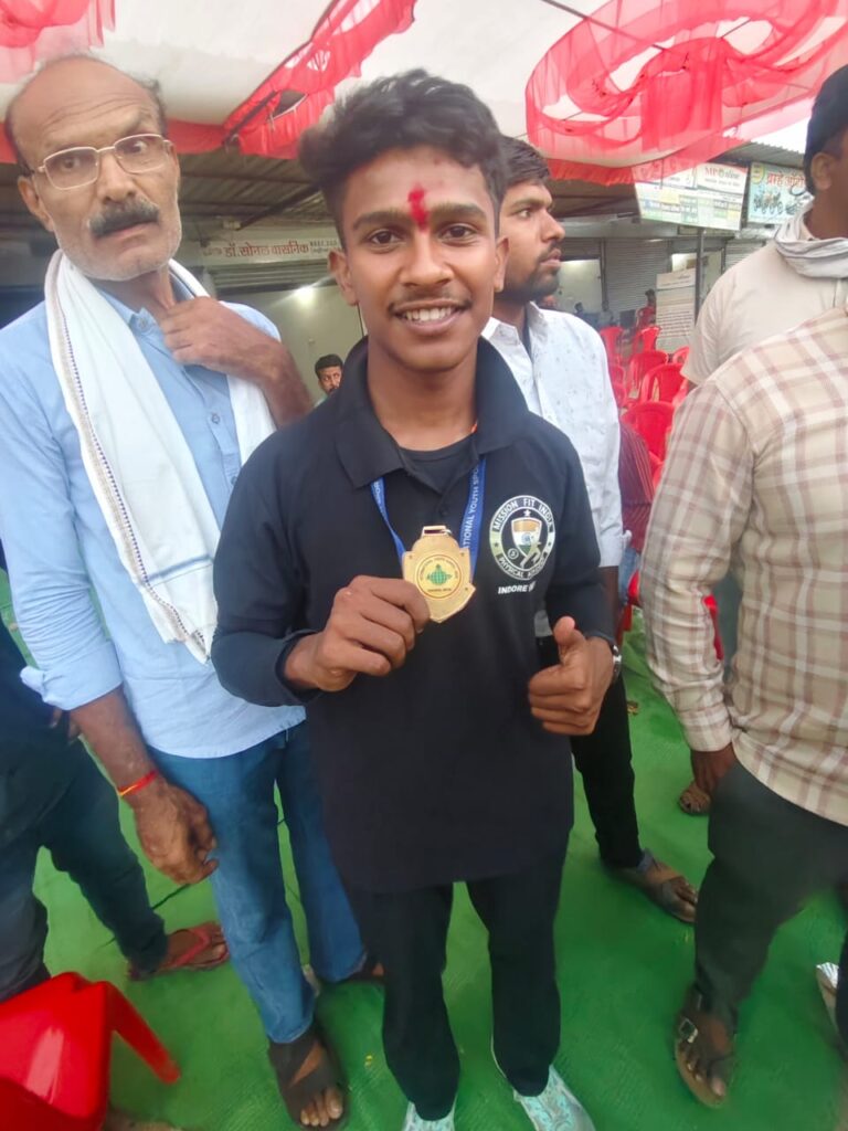 भोमा में स्वागत रैली के दौरान इंटरनेशनल यूथ गेम खिलाड़ी यश चंद्रवंशी का सम्मान