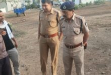 केवलारी में 57 लाख की चोरी के बाद मौके पर जांच करती पुलिस और मौजूद लोग