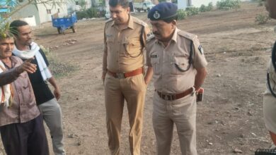 केवलारी में 57 लाख की चोरी के बाद मौके पर जांच करती पुलिस और मौजूद लोग