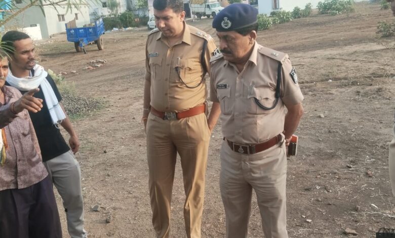 केवलारी में 57 लाख की चोरी के बाद मौके पर जांच करती पुलिस और मौजूद लोग