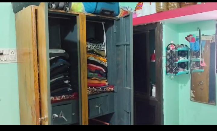 केवलारी में 57 लाख की चोरी के बाद मौके पर जांच करती पुलिस और मौजूद लोग