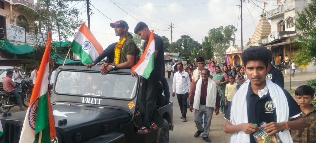भोमा में स्वागत रैली के दौरान इंटरनेशनल यूथ गेम खिलाड़ी यश चंद्रवंशी का सम्मान