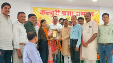सिवनी में आयोजित कल्चुरी प्रज्ञा सम्मान समारोह में मेधावी विद्यार्थियों को सम्मानित करते विधायक दिनेश राय