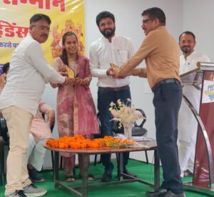 कल्चुरी समाज के मेधावी बच्चे देश सेवा में जुटें : विधायक दिनेश राय | Dainik Yashonnati सिवनी में आयोजित कल्चुरी प्रज्ञा सम्मान समारोह में मेधावी विद्यार्थियों को सम्मानित करते विधायक दिनेश राय