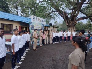 पुलिस लाइन सिवनी में आयोजित सृजन कार्यक्रम में बच्चों को महिला सुरक्षा की जानकारी देते अधिकारी
